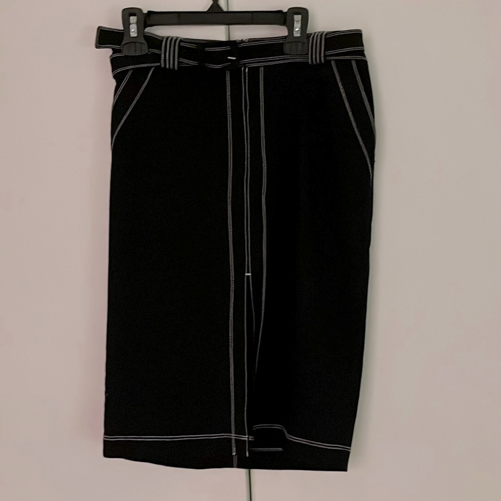 Bebe Women’s Skirt Size 2 pre owned Black w/White Trim Stitching Front Slit